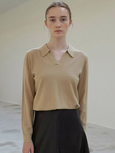 Open Collar Knit Top (Biege) - NICK&NICOLE - Modalova