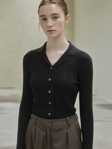 Open Collar Ribbed Knit Top (Black) - NICK&NICOLE - Modalova