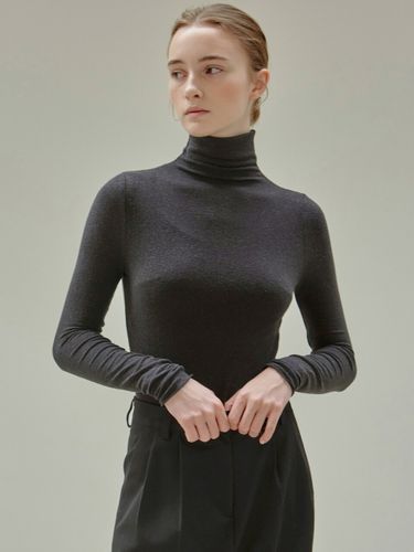 Turtleneck Slim Knit Top (Black) - NICK&NICOLE - Modalova