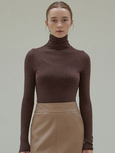 Turtleneck Slim Knit Top (Brown) - NICK&NICOLE - Modalova