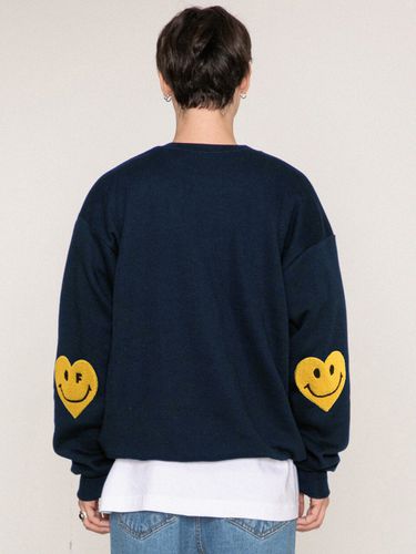 UNISEX] Elbow Heart Smile Boucle Embroidered Sweatshirt - GRAVER - Modalova