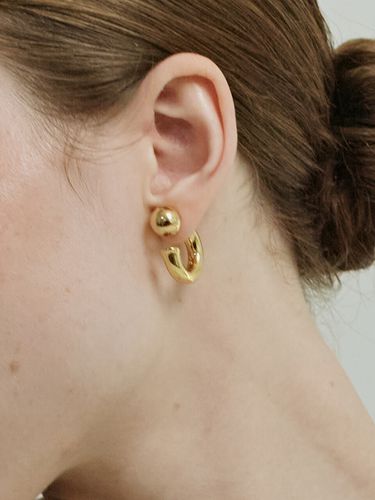 Small Hoop Earring With Ball Clutch_Gold - viollina - Modalova