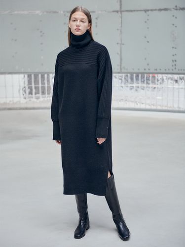 Roomy Turtleneck Dress_Black - NILBY P - Modalova