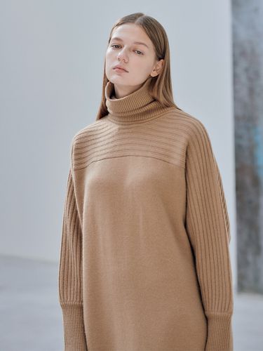 Roomy Turtleneck Dress_Camel - NILBY P - Modalova