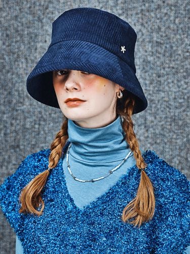 BASIC CORDUROY BUCKET HAT - NAVY - ELKE BLOEM - Modalova