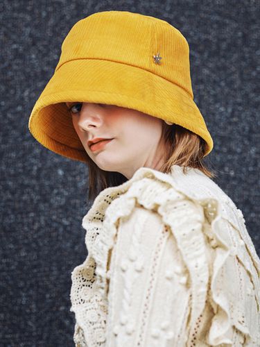 BASIC CORDUROY BUCKET HAT - MUSTARD - ELKE BLOEM - Modalova