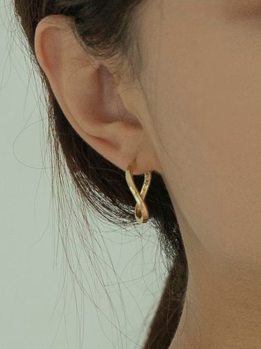 Twisted Ring Earring - Primaute - Modalova