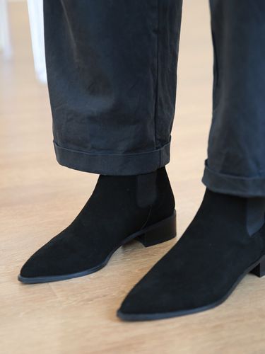 Noel Suede Chelsea boots _ Black - MARYRINGO - Modalova