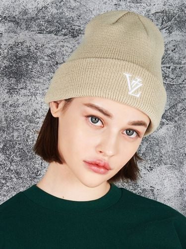 D Monogram Beanie_Beige - VARZAR - Modalova