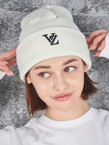 D Monogram Beanie_White - VARZAR - Modalova