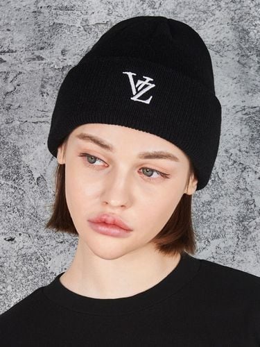 D Monogram Beanie_Black - VARZAR - Modalova