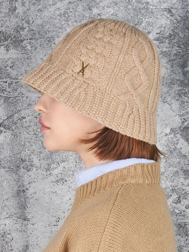 Stud Logo Knit Bucket Hat_Beige - VARZAR - Modalova