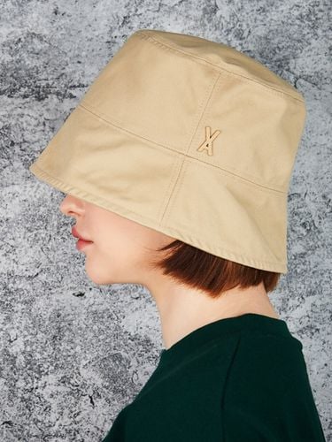 Stud Drop Overfit Bucket Hat_Beige - VARZAR - Modalova