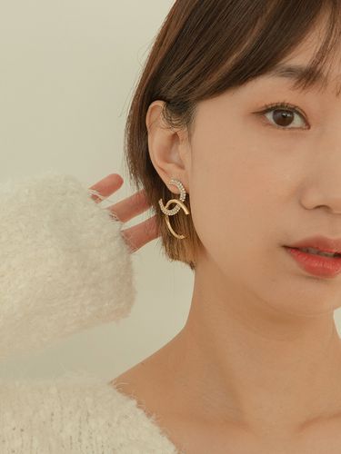 TWINKLE DOUBLE CURVE EARRINGS - Primaute - Modalova