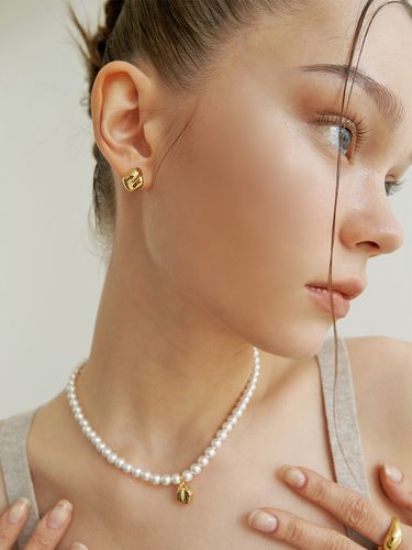 Baroque Pearl Earring - leeENoir - Modalova