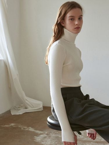 Ribbed Turtleneck Knit (White) - YAN13 - Modalova