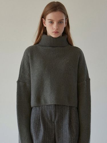 Turtleneck Crop Knit (Charcoal) - YAN13 - Modalova