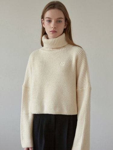 Turtleneck Crop Knit (Cream) - YAN13 - Modalova