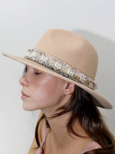 Pearl Pink Beige Fedora - DAMAGE MNEMONIC - Modalova