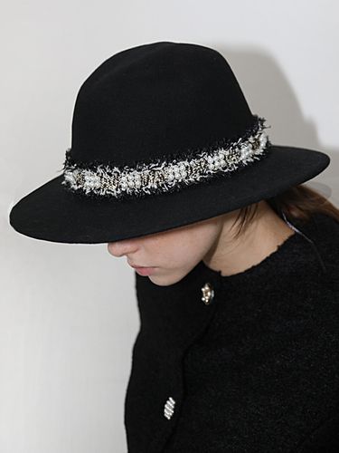 Pearl Fedora Black - DAMAGE MNEMONIC - Modalova