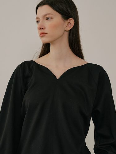 Comos 624) Belt V-neck Blouse_Black - ourcomos - Modalova