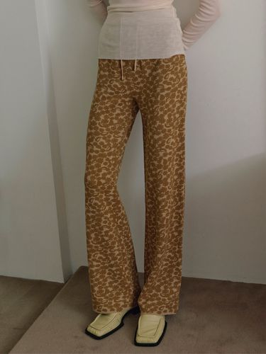 Flower Pattern Jacquard Pants () - TRWA - Modalova