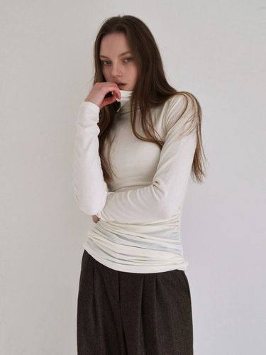 Shirred Inner Turtleneck Tee - ADAUL - Modalova