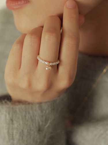 Dangle Petit Pearl Ring - TATIANA - Modalova