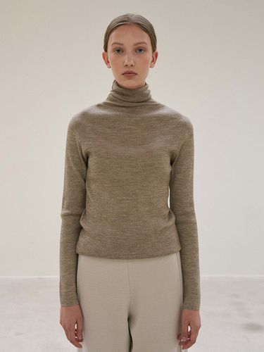 BASE LINE] High Neck Long Sleeve Rib Knit Top - Carriere - Modalova