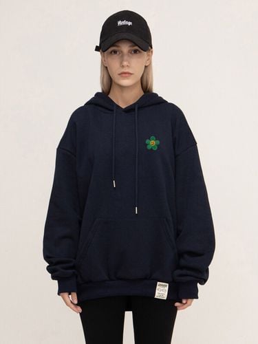 Unisex] Green Flower Smile Embroidered White Clip Hoodie _ - GRAVER - Modalova