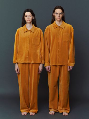 Velour Pajama Couple Set (Mustard) - atempo - Modalova