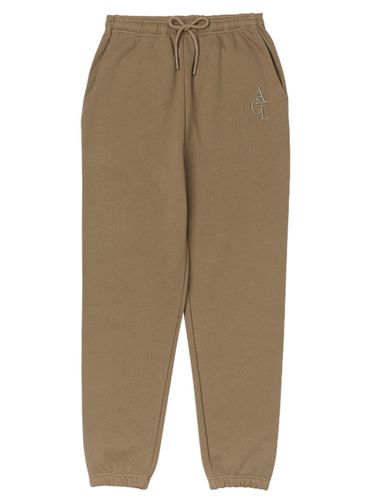 ACL Loose-Fit Embroidery Sweatpants (Fleece-lined)_Dark Beige - AKIII CLASSIC - Modalova