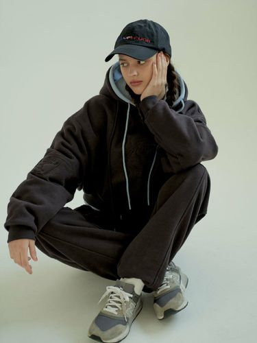 Mutt Character Crop Hoodie_Dark Grey - OUT OF TRUNK - Modalova