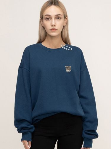 UNISEX] Small Smile Leopard Embroidered Sweatshirt - GRAVER - Modalova