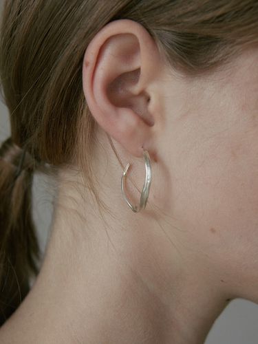 Leaf Hoop Earring - HYEON.K - Modalova