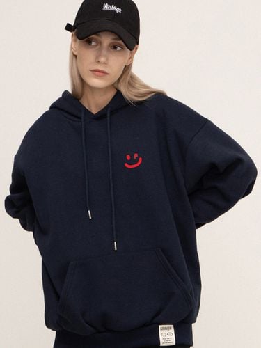 Unisex] Small Drawing Smile Hoodie _ Navy - GRAVER - Modalova