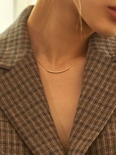 K Filled Simple Curve Necklace - LUNNE - Modalova