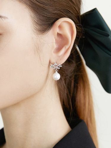 Blanche Cubic Pearl Earrings 004E - Jean Paul Clarisse - Modalova