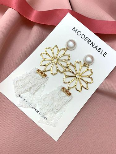 Flower Lace Earrings - Gold - MODERNABLE - Modalova