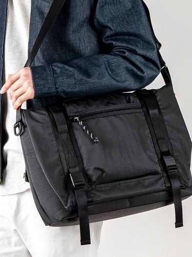 Stevin M30 Messenger Bag Black - MATHEMATIK - Modalova