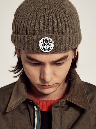 Signature Wappen Wool Short Beanie _Khaki - FFEFF STUDIO - Modalova