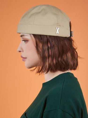 Twill Metal Buckle Watch Cap_Beige - VARZAR - Modalova