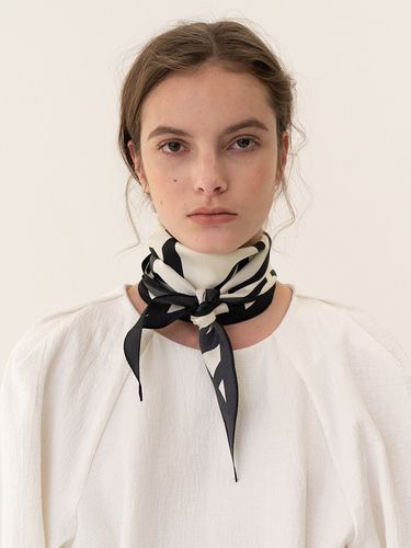 Essential Silk Scarf 01 - KINDERSALMON - Modalova