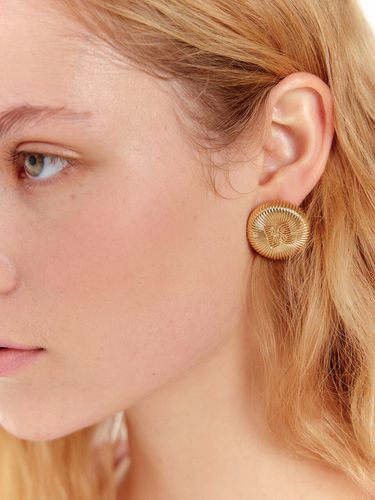 UTTAU 23mm Logo Earring (Gold) - EENK - Modalova