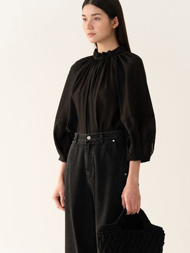 Gathered Neck Blouse (Black) - KINDERSALMON - Modalova