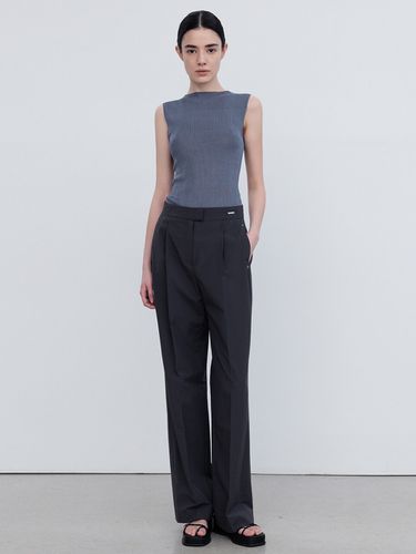 Tailored Pin Tuck Straight Pants (Washed Blue) - RE RHEE - Modalova