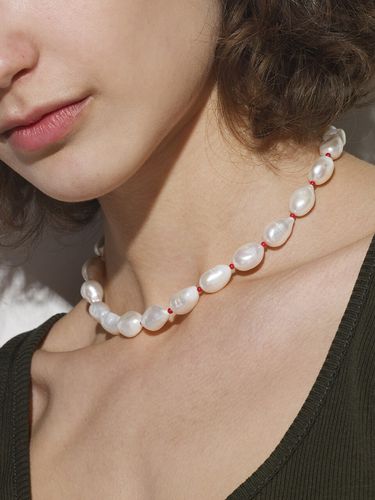 The Pearl and Red Ball Necklace - MONDAY EDITION - Modalova