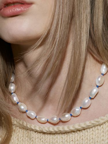 The Pearl and Blue Ball Necklace - MONDAY EDITION - Modalova