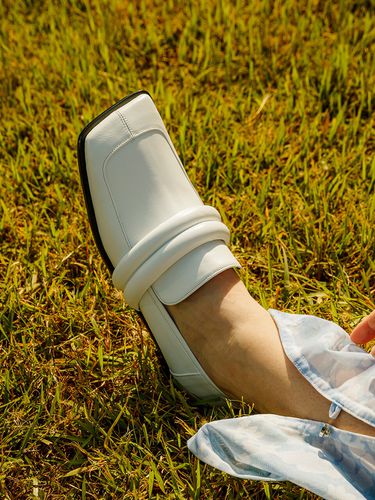 Squared Toe Loafers - White - FLAT APARTMENT - Modalova