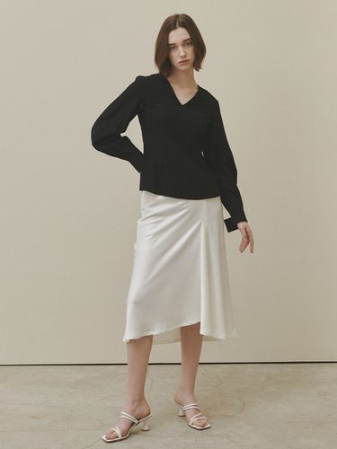 Unbalanced Slit Satin Skirt_6 Colors - HACIE - Modalova